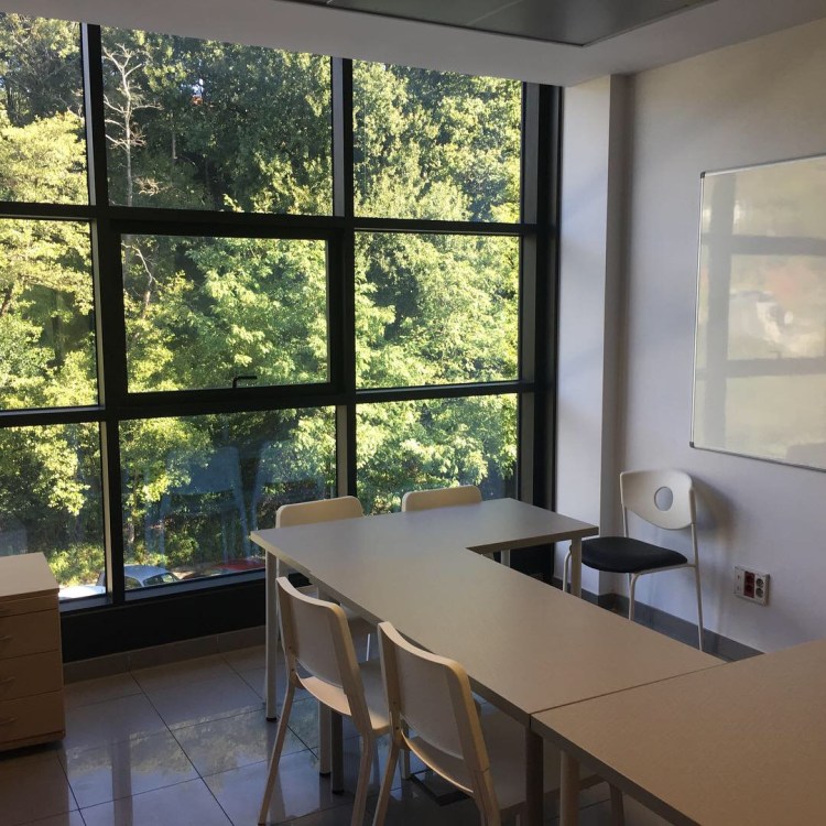 Aula de francés luminosa e ideal para clases en grupos reducidos