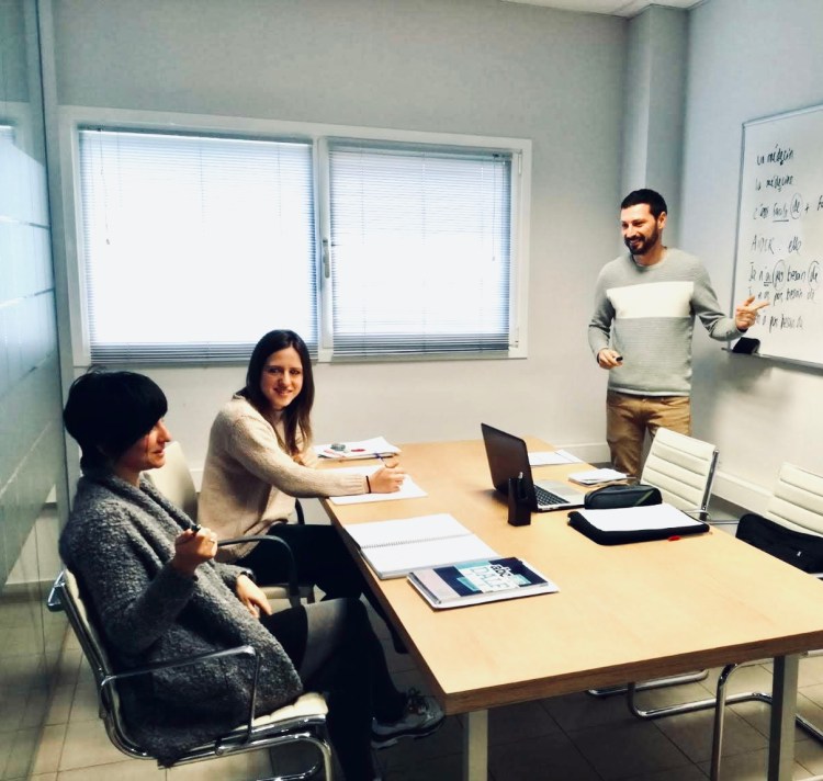 Pofesor de francés nativo formando a dos empleadas en una empresa de logística en Gipuzkoa